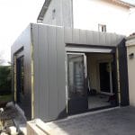 extension maison toit plat bardage acier pendant travaux Niort