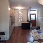 rénovation maison cuisine aménagée entrée salon mur en pierre verrière Niort