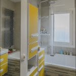 rénovation salle de bain baignoire paroi en verre faïence meuble rangement coloré Houilles