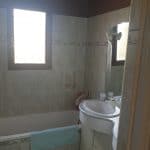 rénovation de salle de bain près d'Agen : baignoire et vasque avant travaux