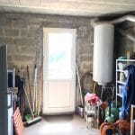 création d'une chambre dans un garage : avant travaux porte menant à l'extérieur