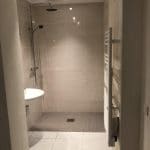 rénovation aménager salle d'eau personne à mobilité réduire carrelage faïence douche à l'italienne lavabo colonne sèche serviette