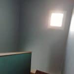travaux de peinture dans cage d'escalier vue du haut de l'escalier
