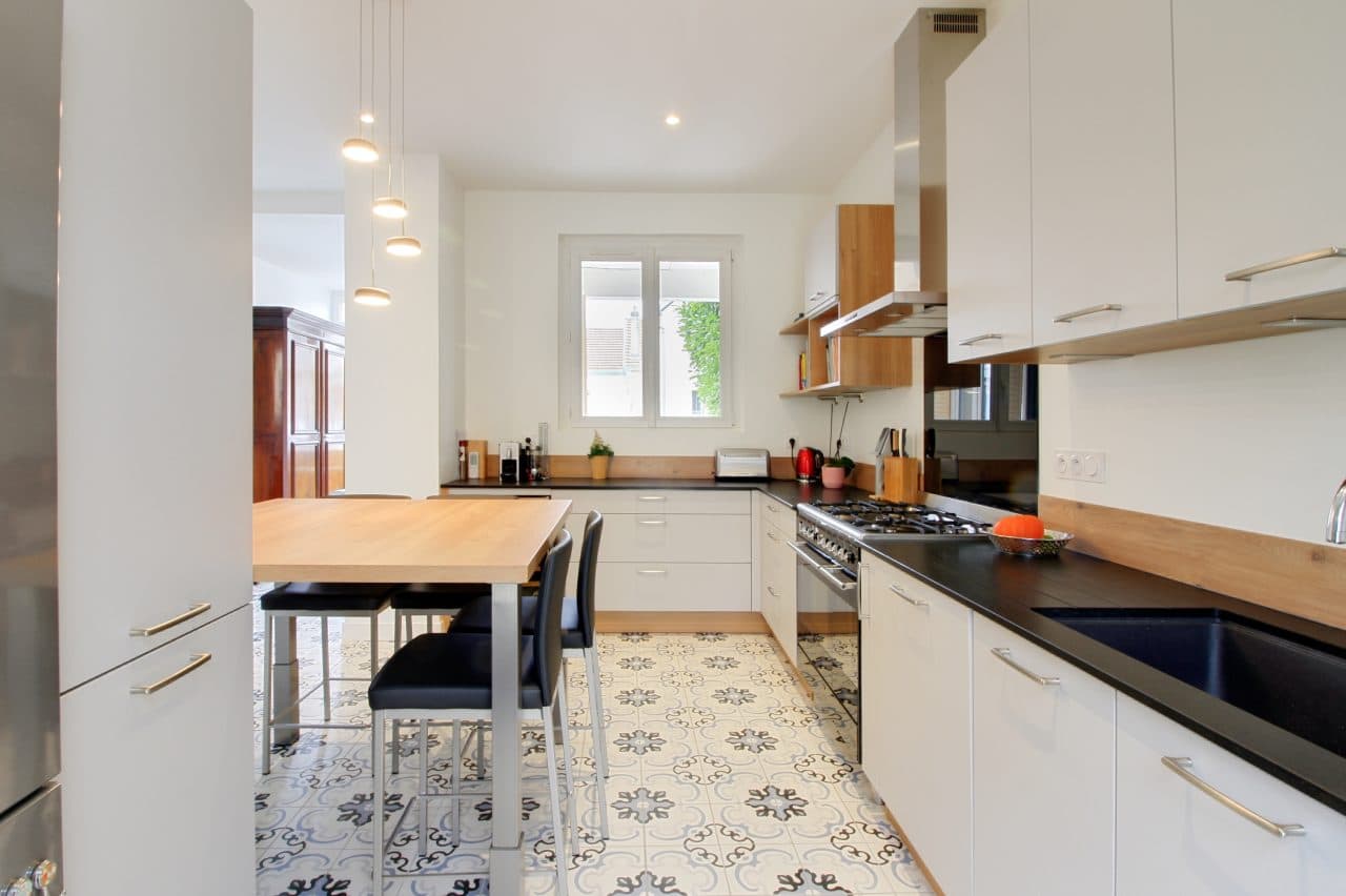 rénovation surélévation cuisine scandinave équipée aménagée carrelage blanc à motif maison Dijon