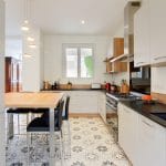 rénovation surélévation cuisine scandinave équipée aménagée carrelage blanc à motif maison Dijon