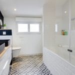 rénovation surélévation maison salle de bain meuble vasque noir douche-baignoire carrelage motif faïence métro miroir éclairé WC suspendu Dijon