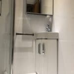 rénovation d'une salle de bain à Grésivaudan : zoom sur le lave main et le carrelage
