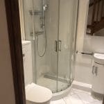 rénovation d'une salle de bain à Grésivaudan : cabine de douche, wc et lave-main neuf
