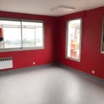 rénovation vestiaire salle de repos revêtement peinture rouge sol PVC radiateur Bègles
