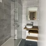 rénovation salle de bain douche receveur extra-plat paroi verre vasque à poser carrelage gris foncé faïence effet béton miroir éclairé La Roche-sur-Yon