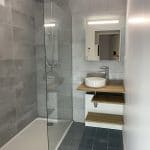 rénovation salle de bain douche receveur extra-plat paroi verre vasque à poser carrelage gris foncé faïence La Roche-sur-Yon