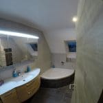 rénovation salle de bain grand meuble vasque miroir éclairé carrelage gris foncé baignoire d'angle Kochersberg