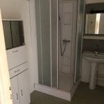 rénovation salle de bain avant travaux dépose cabine de douche rangement La Roche-sur-Yon