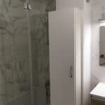 rénovation salle de bain baignoire-douche paroi verre placard rangement faïence marbre Magny-les-Hameaux