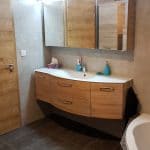 rénovation salle de bain carrelage gris foncé grand meuble vasque bois miroir éclairé Kochersberg