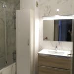 rénovation salle de bain baignoire-douche paroi verre placard rangement meuble vasque bois Magny-les-Hameaux