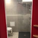 rénovation d'un studio à Lyon : salle de bain avec douche et wc rénovés