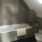 rénovation maison salle de bain baignoire faïence gris WC Saint-Nolff