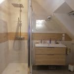 rénovation d'une salle de bain à Servon-sur-Vilaine : après travaux pose de la douche, vasque, peinture, électricité