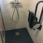 rénovation salle de bain receveur douche extra-plat noir chaise pliante faïence colonne de douche Saint-Avé