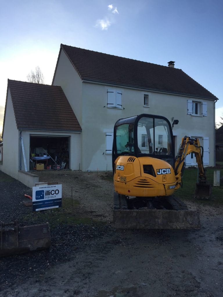 aménagement extérieur p engin de chantier devant la maison près de Tours :