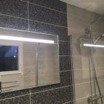 transformation rénovation salle de bain faïence à motif miroir éclairé colonne de douche Orvault