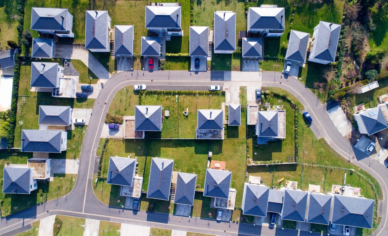 Photo aérienne de maisons dans un quartier résidentiel de Sautron, France