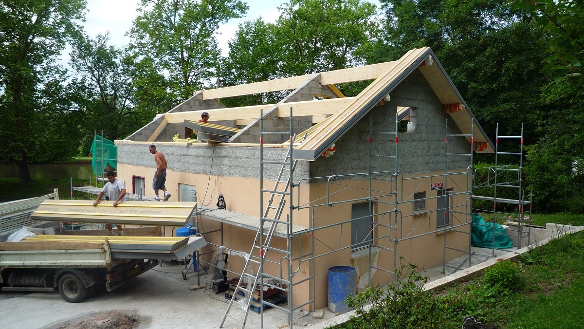 Surélévation de maison à Nancy : chantier de rehausse de la toiture