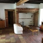 Rénovation d’une grange à Lapeyrouse Fossat : salon avec cheminée