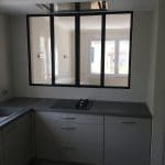 rénovation maison cuisine aménagée verrière d'intérieur avec ouvrant central séparation entre salon cuisine Toulouse