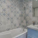 rénovation maison corps de ferme salle de bain bleu carreaux de ciment