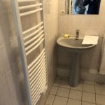 rénovation d'une salle de bain à Grenoble : vasque et porte serviette chauffant avant travaux