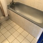 rénovation d'une salle de bain à Grenoble : baignoire et sol avant travaux