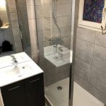 rénovation d'une salle de bain à Grenoble : cabine de douche installée et vasque moderne