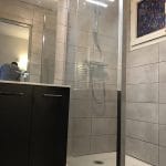 rénovation d'une salle de bain à Grenoble : vue d'ensemble douche et vasque avec rangement