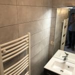 rénovation d'une salle de bain à Grenoble : installation d'un porte serviettes chauffant, vasque, miroir