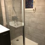 rénovation d'une salle de bain à Grenoble : gros plan sur cabine de douche créée