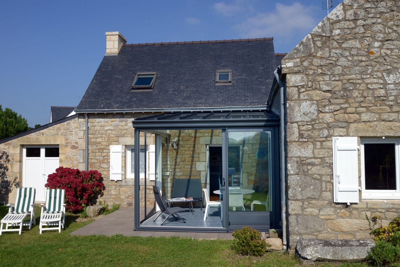 extension en verre sur maison bretonne