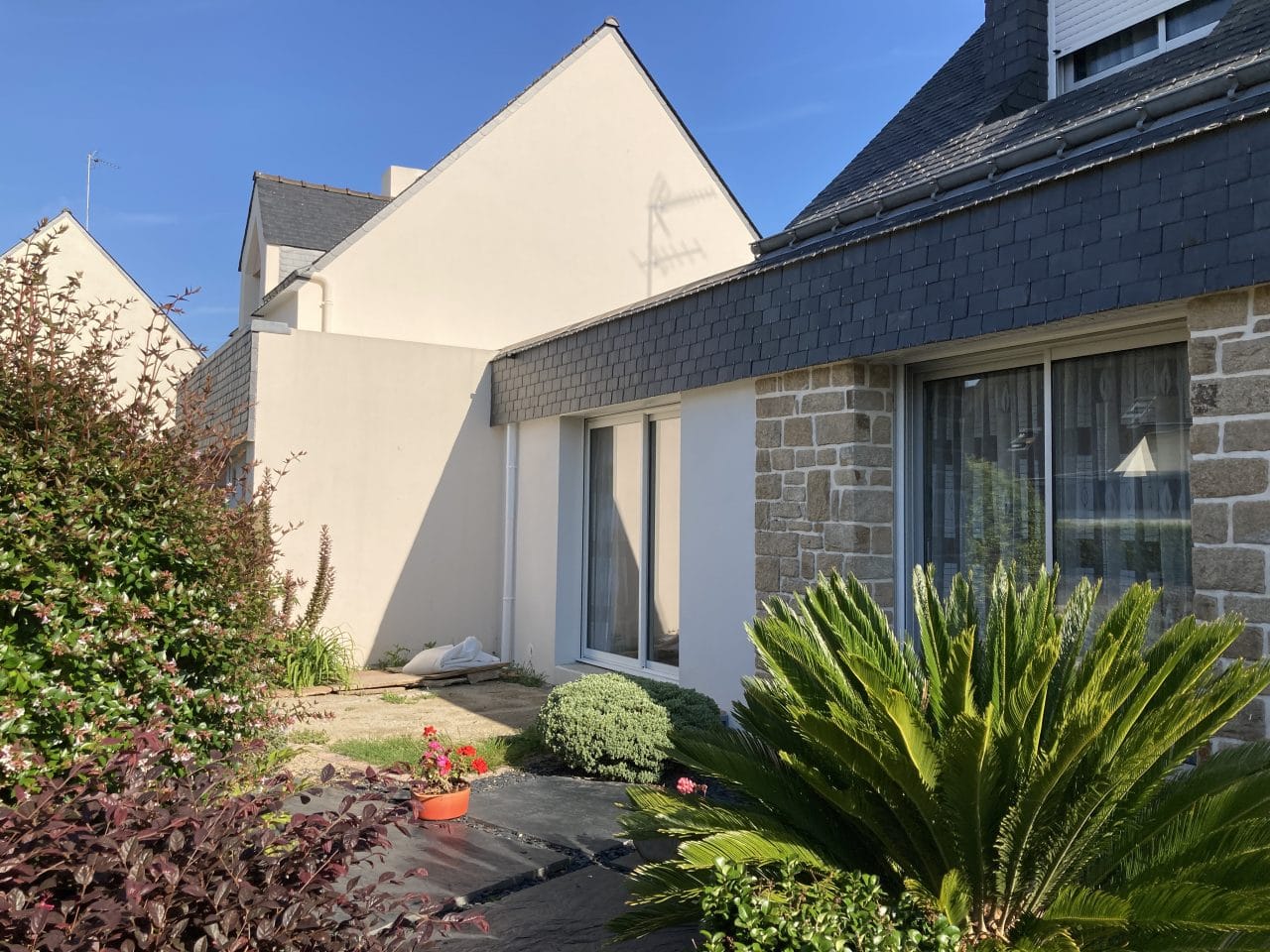 extension maison toit plat extérieur baie-vitrée crépi blanc Vannes