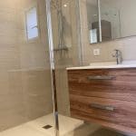 extension maison toit plat salle d'eau douche receveur extra-plat meuble vasque suspendu bois miroir faïence Vannes