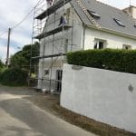 échafaudage pour réaliser la peinture extérieure de la maison