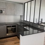 rénovation appartement cuisine aménagée équipée gris plan de travail quartz verrière Quiberon
