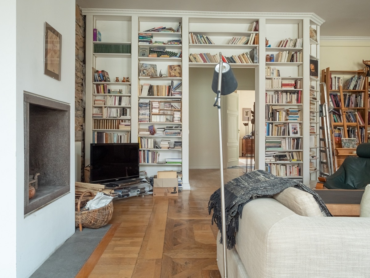 rénovation appartement Lyon : salon avec grandes bibliothèques