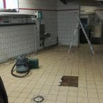 rénovation intérieure de la cuisine d'une pizzeria à Marcq en Baroeul : travaux de carrelage en cours