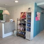 rénovation d'un local professionnel : salon de coiffure avant transformation en salon esthétique : accueil avec présentoir