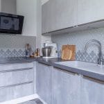 rénovation maison cuisine aménagée effet béton faïence à motif grand tiroir Haguenau