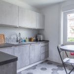 rénovation maison cuisine fonctionnelle aménagée effet béton gris placard tiroir rangement plan de travail gris foncé Haguenau
