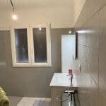 rénovation maison salle de bain fenêtre carrelage faïence meuble vasque suspendu douche Grasse