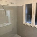 rénovation maison salle de bain douche à l'italienne faïence paroi en verre gris fenêtre Grasse