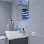 rénovation maison salle d'eau meuble vasque miroir WC faïence murale gris Haguenau